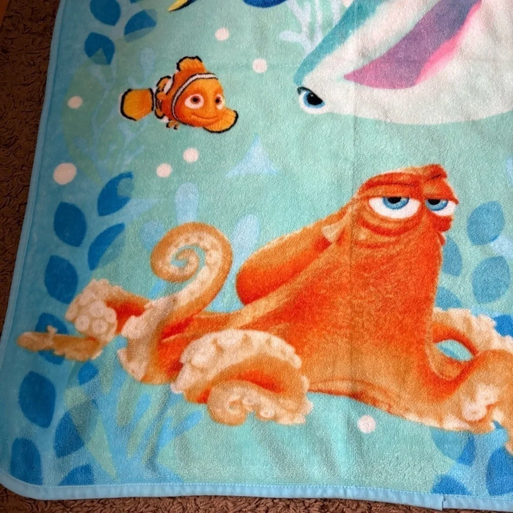 Disney Finding Dory Blue and Orange Blanket Fleece Fish